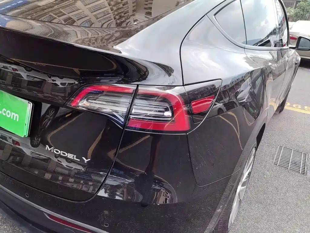 Tesla Model Y — миниатюра 8