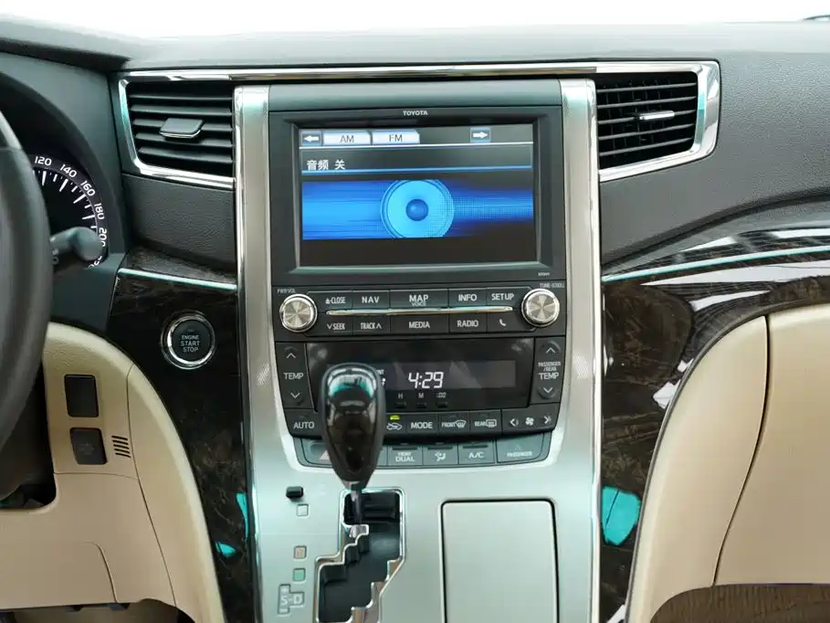 Toyota Alphard — миниатюра 28