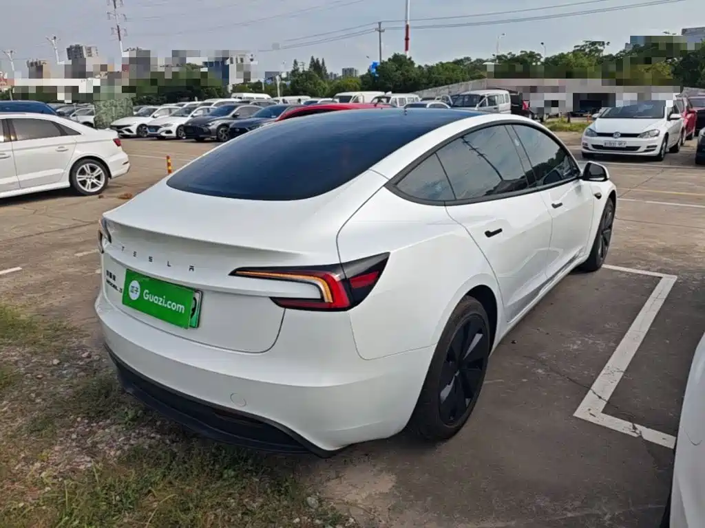 Tesla Model 3 — миниатюра 7