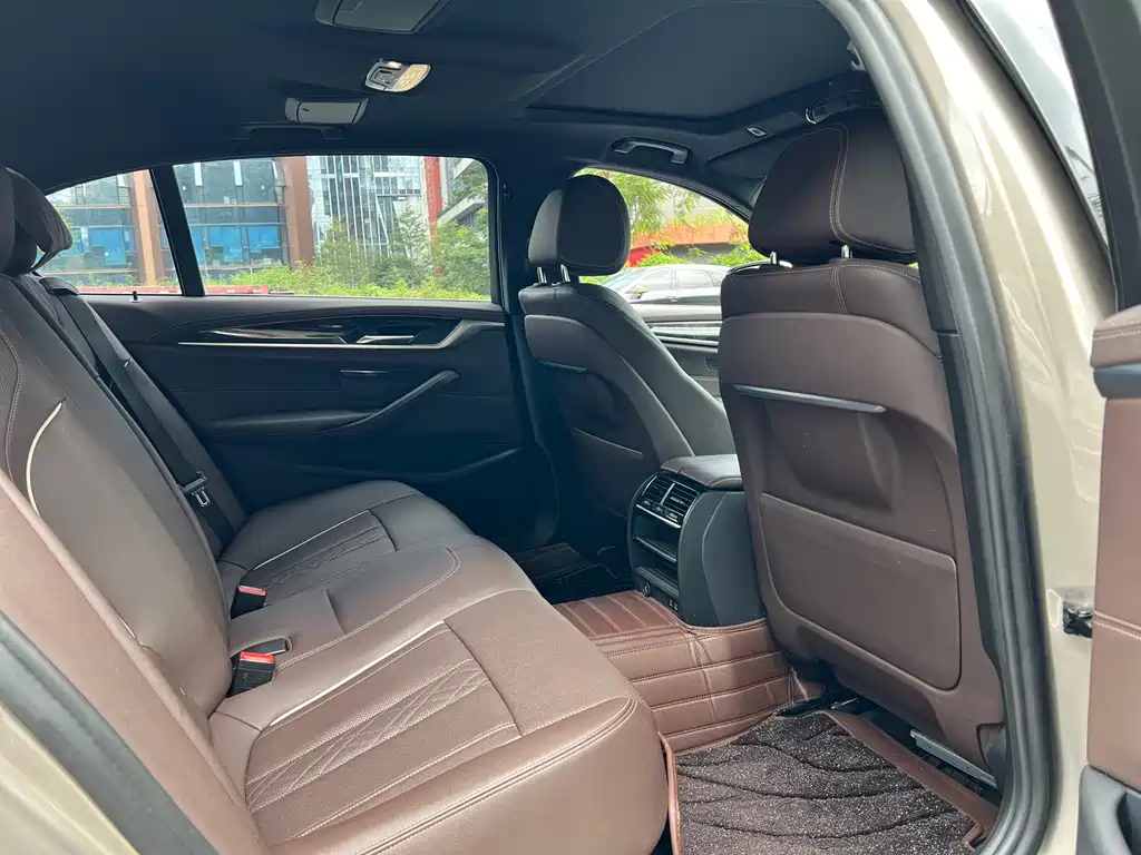 BMW 5 Series — миниатюра 8