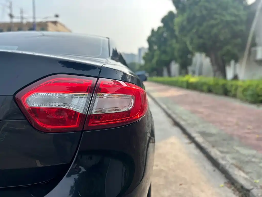 Renault Fluence — миниатюра 9