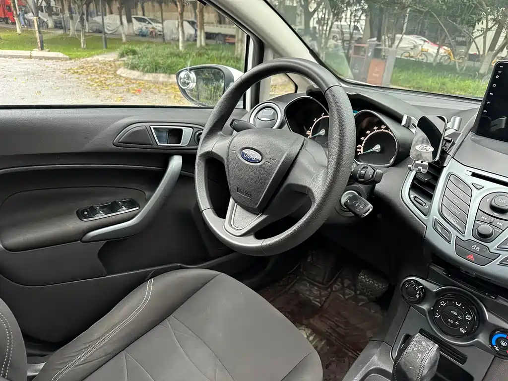 Ford Fiesta Hatchback 1.5L Auto Class Fashion Type, фото 17