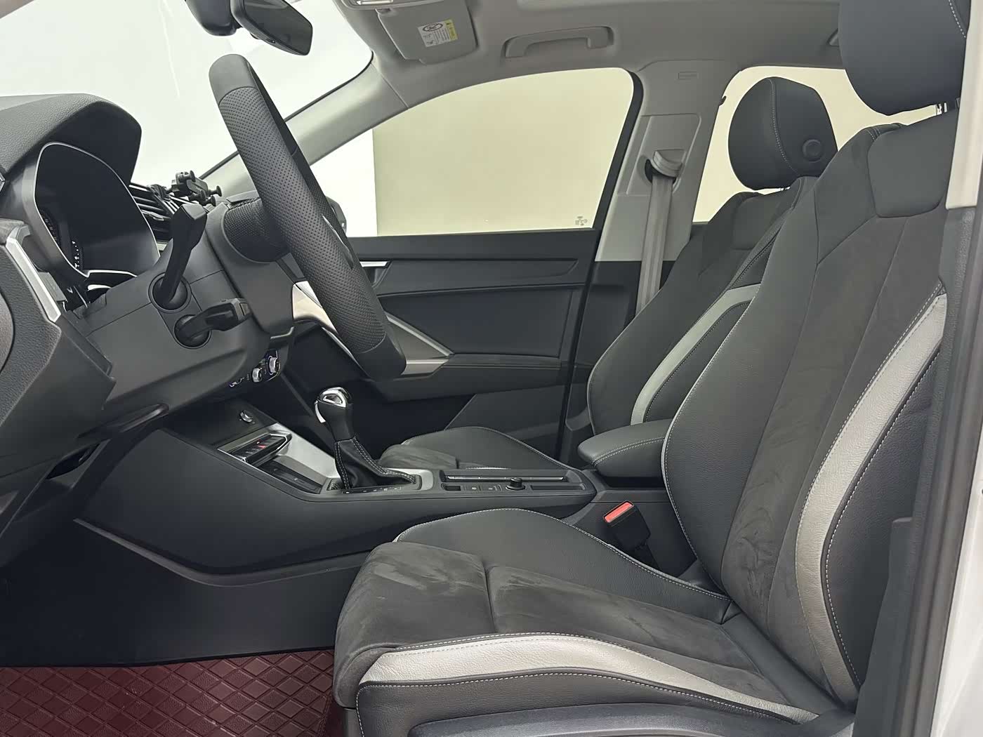 Audi Q3 1.4 л 2023 г. Белый, пробег 19000 км