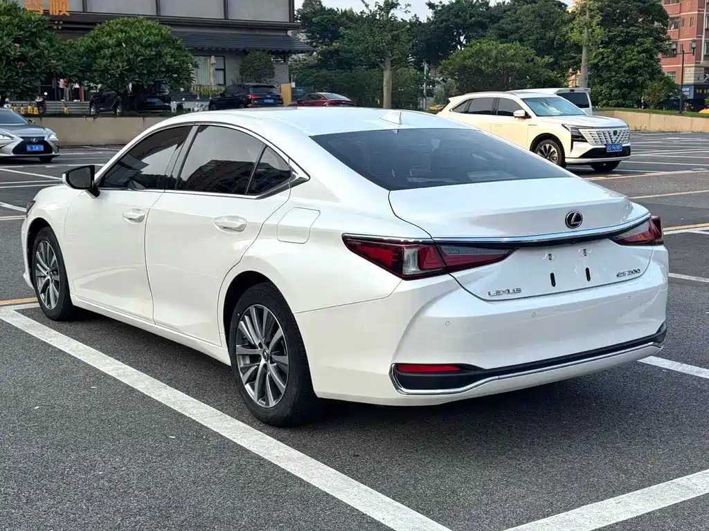Lexus ES — миниатюра 7