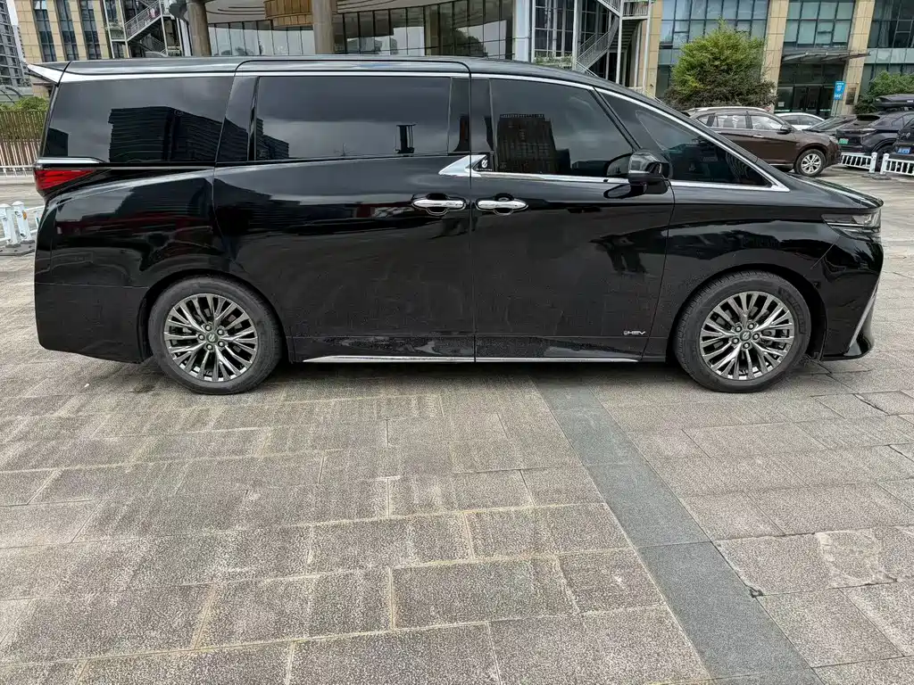 Toyota Alphard — миниатюра 8