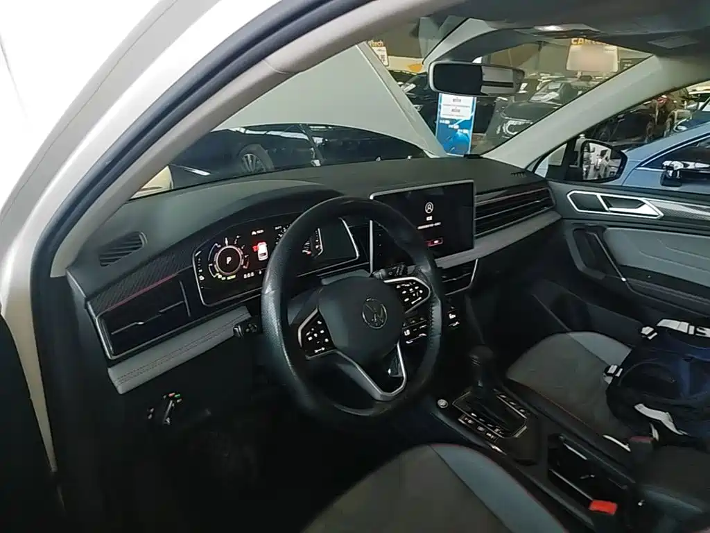 Volkswagen Tiguan L PHEV — миниатюра 10