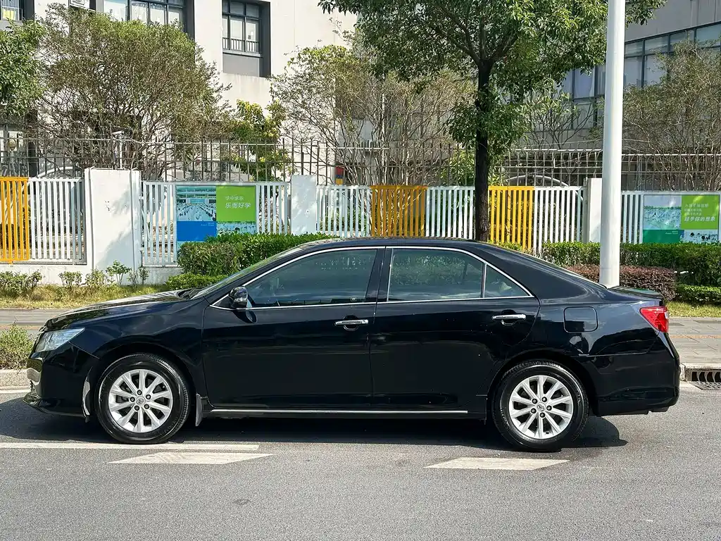 Toyota Camry — миниатюра 3