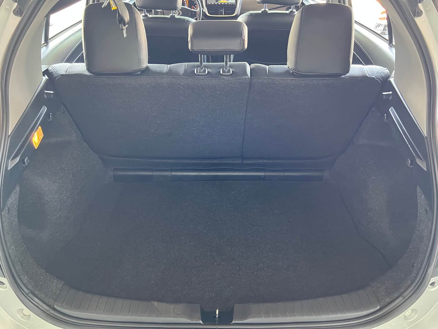 Toyota YARiS L Zhi Xuan 1.5 л 2022 г. Серебристо-серый, пробег 46000 км