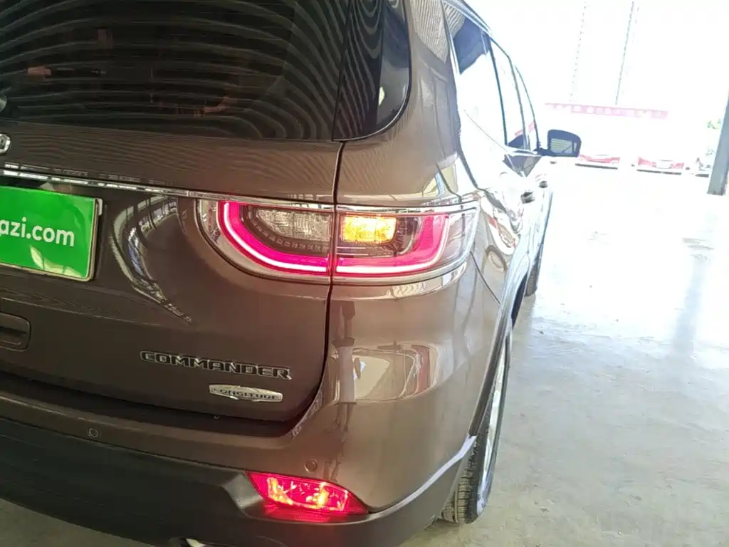 Jeep Commander — миниатюра 8