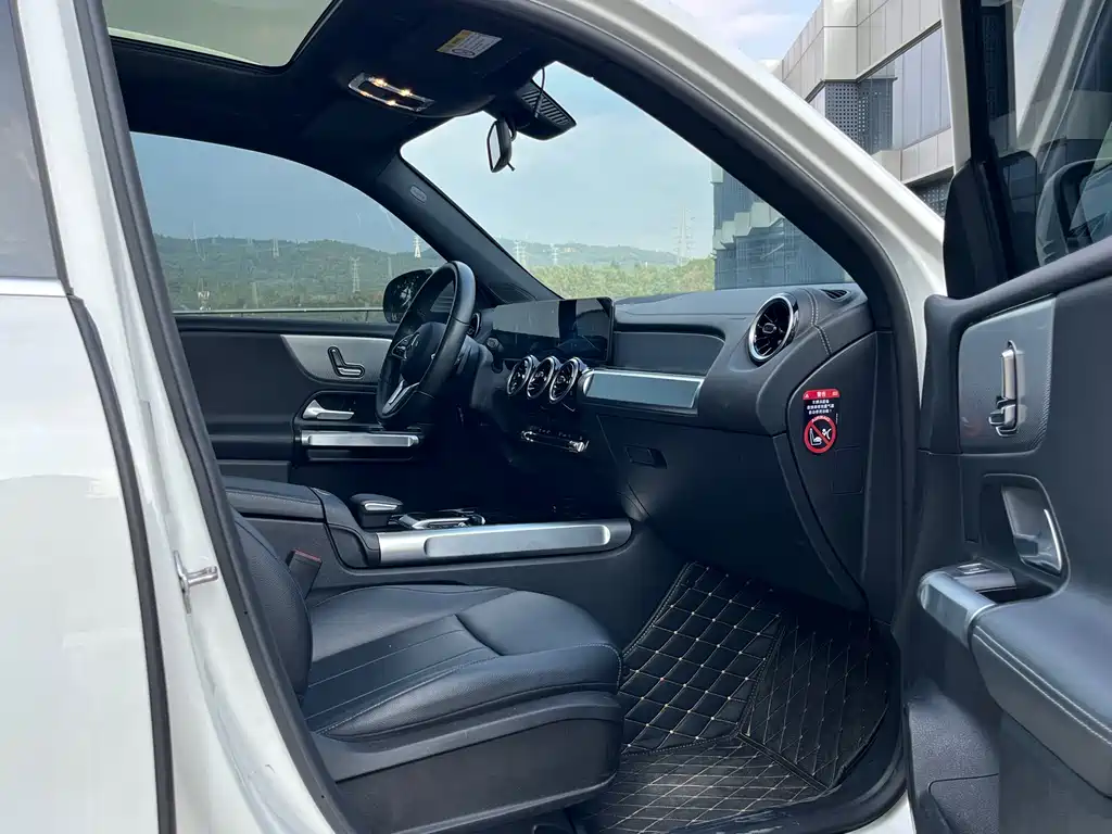 Mercedes-Benz GLB — миниатюра 17
