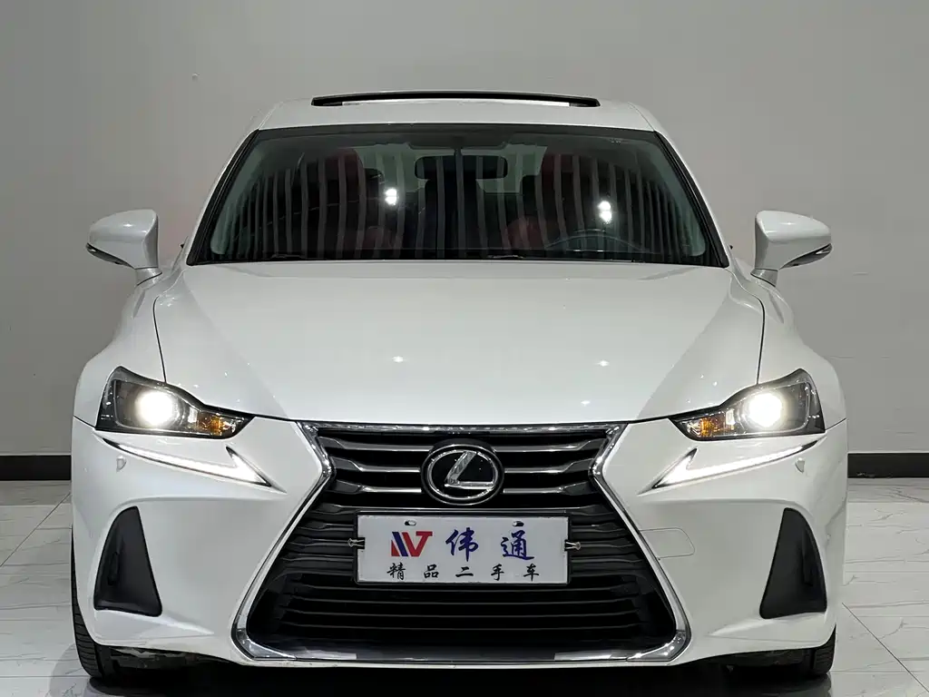 LEXUS IS