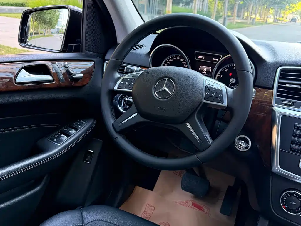 Mercedes-Benz M-Class — миниатюра 8