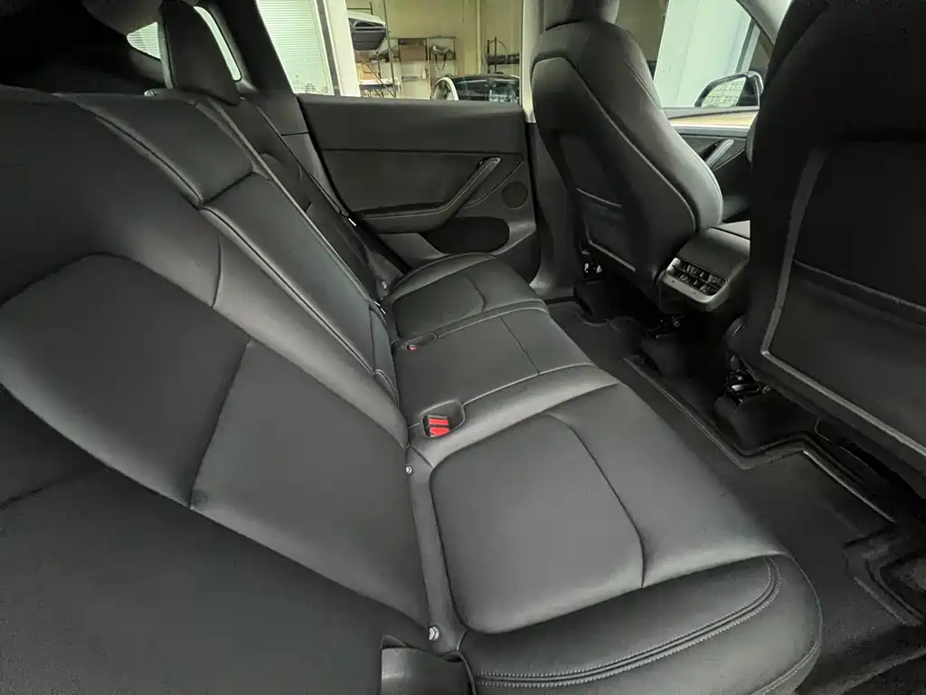 Tesla Model Y — миниатюра 8