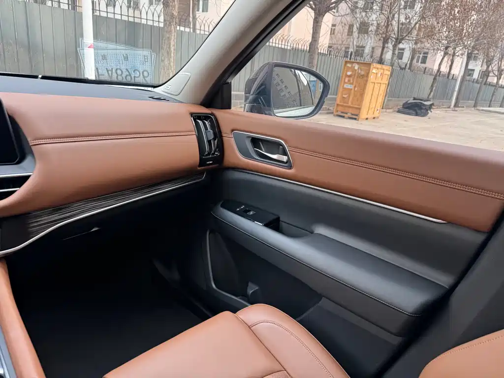 NISSAN EXPLORING THE LAND