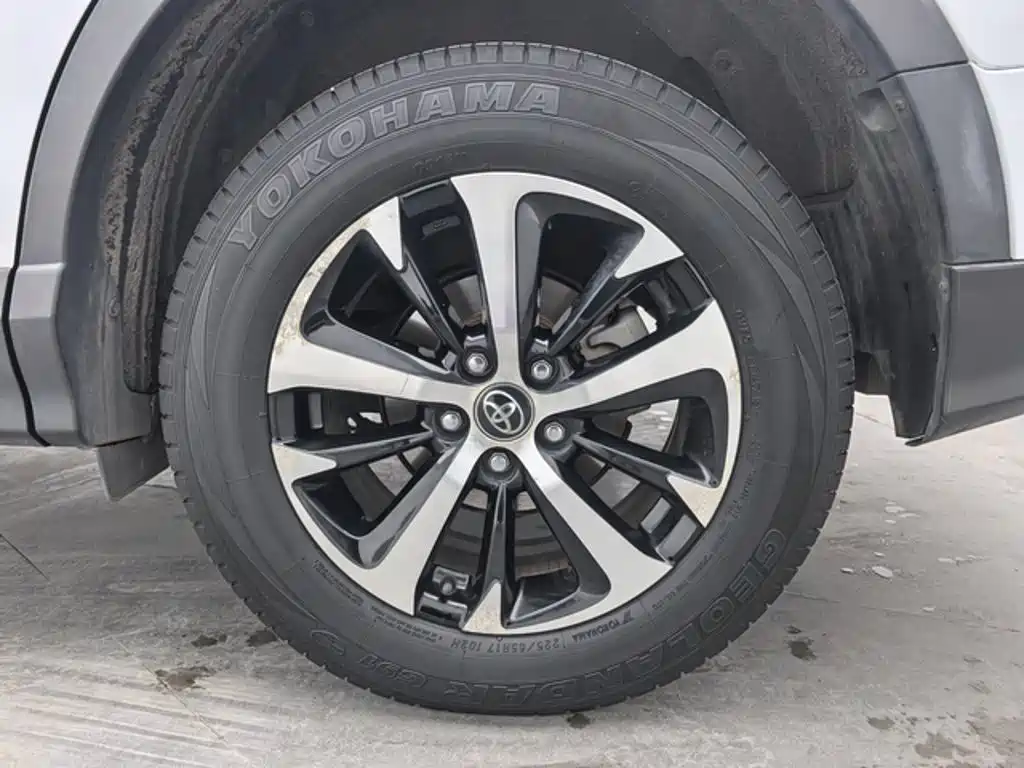 Toyota RAV4 — миниатюра 10