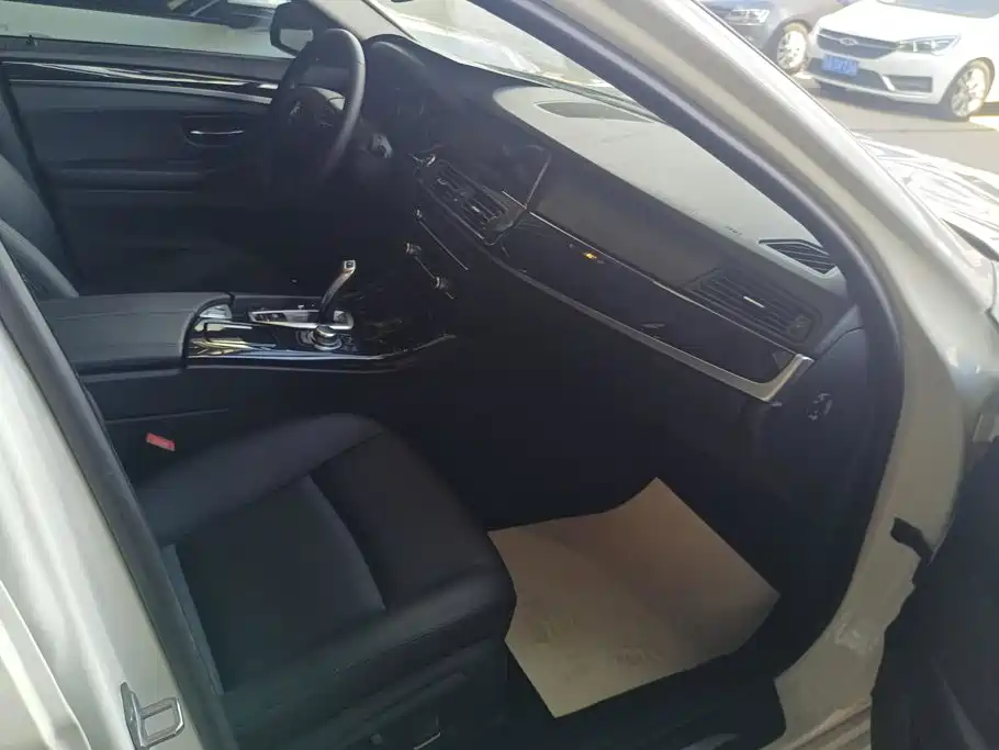 BMW 5 Series — миниатюра 8