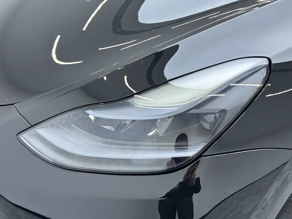 Tesla Model Y — миниатюра 12