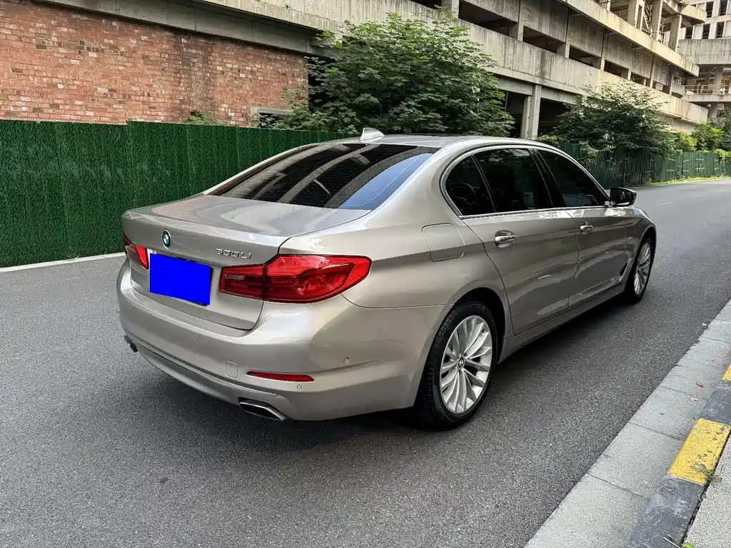 BMW 5 Series — миниатюра 6