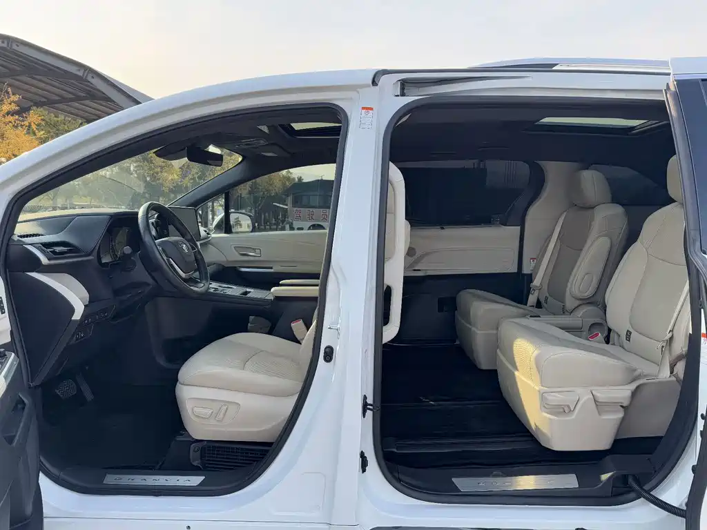 Toyota Granvia — миниатюра 11