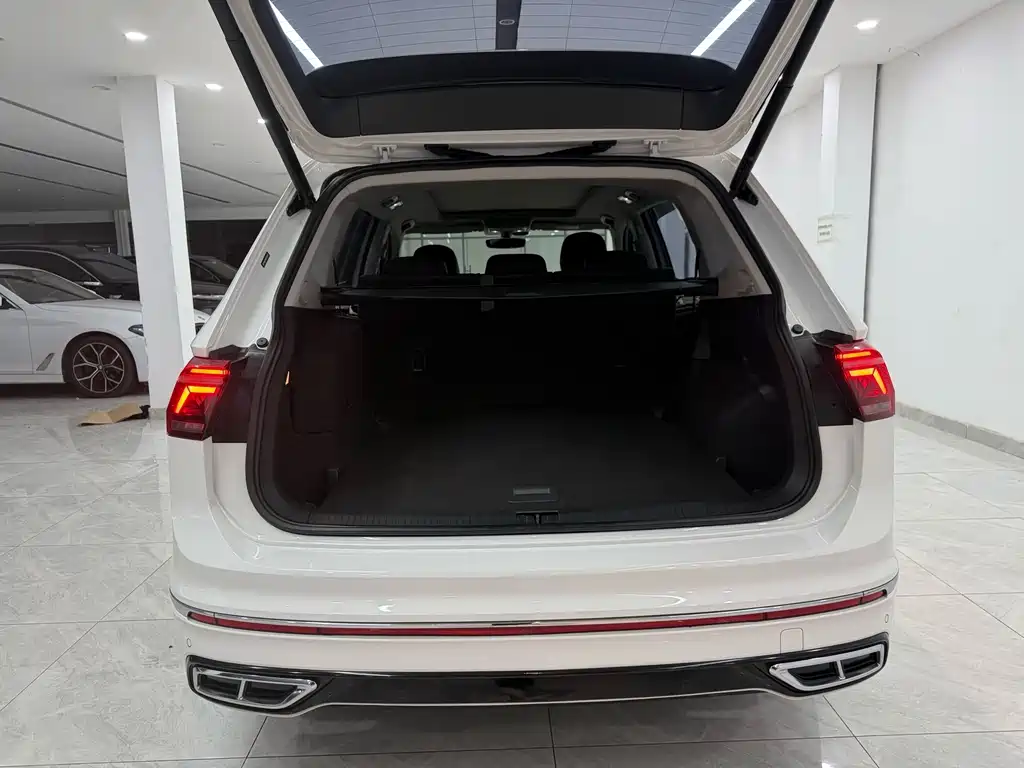 Volkswagen Tiguan L PHEV — миниатюра 17