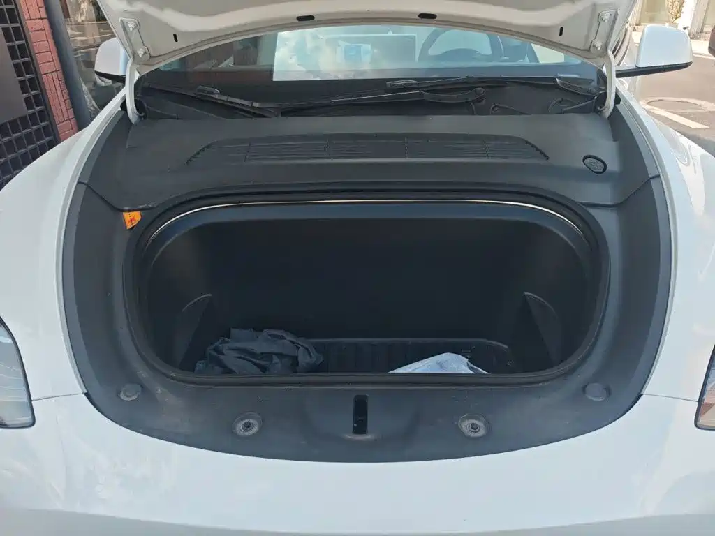 Tesla Model Y — миниатюра 21