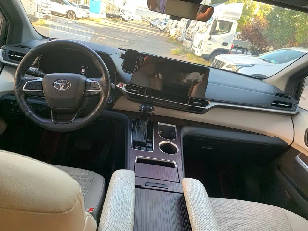 Toyota Granvia — миниатюра 8