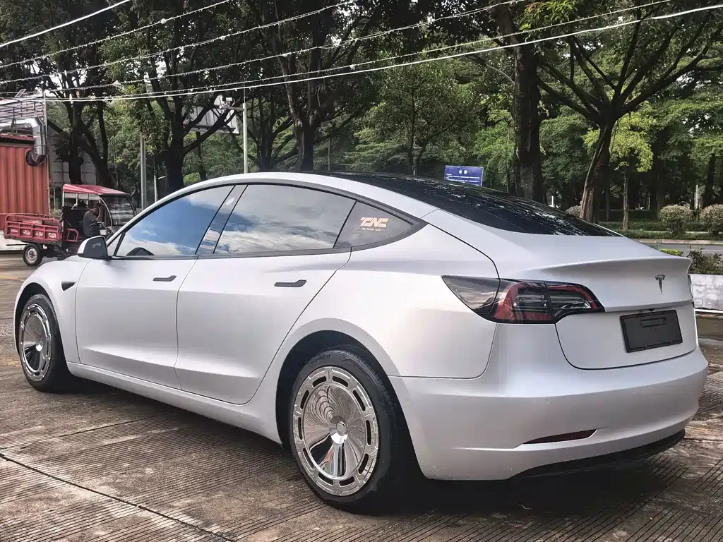 Tesla Model 3 — миниатюра 6