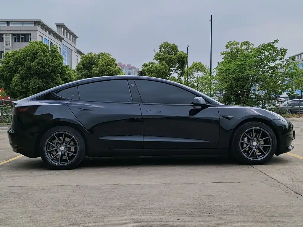 Tesla Model 3 - фото 8