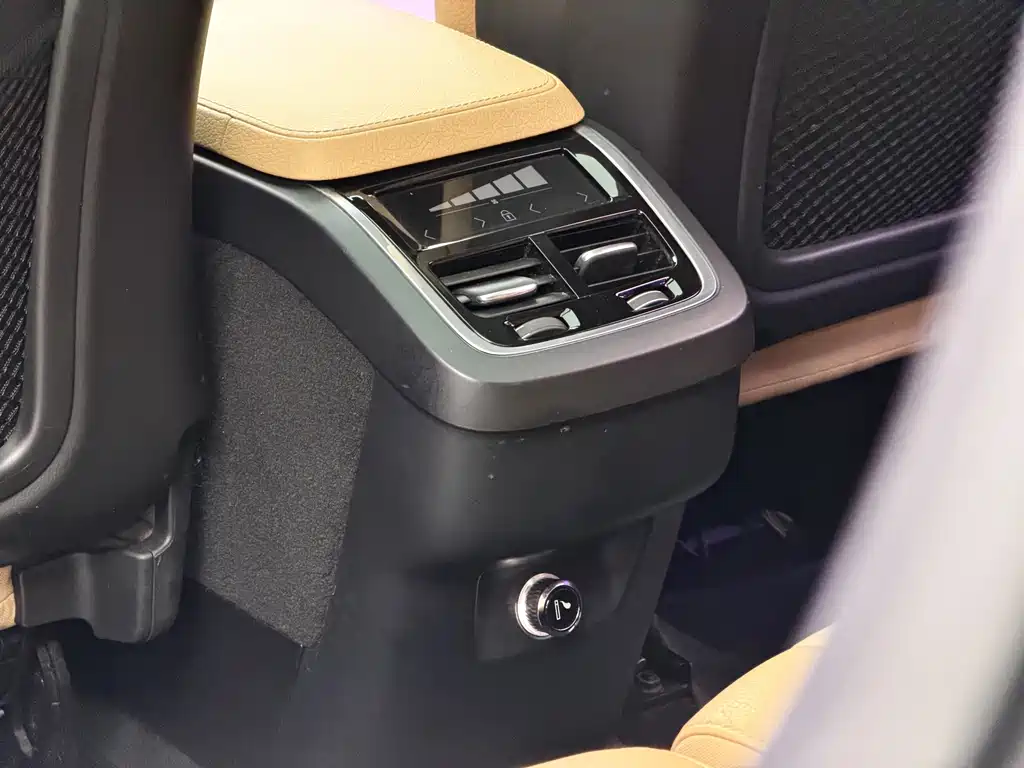 Volvo XC90 — миниатюра 20