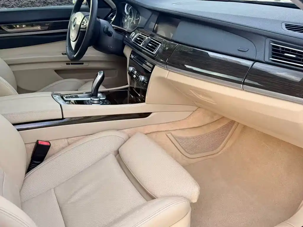 BMW 7 Series — миниатюра 7