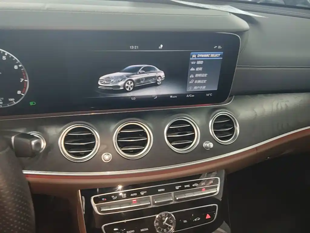 Mercedes-Benz E-Class — миниатюра 13