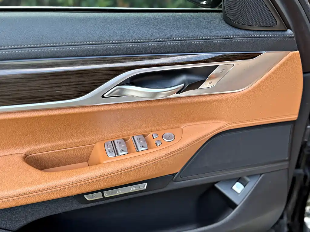 BMW 7 Series — миниатюра 6