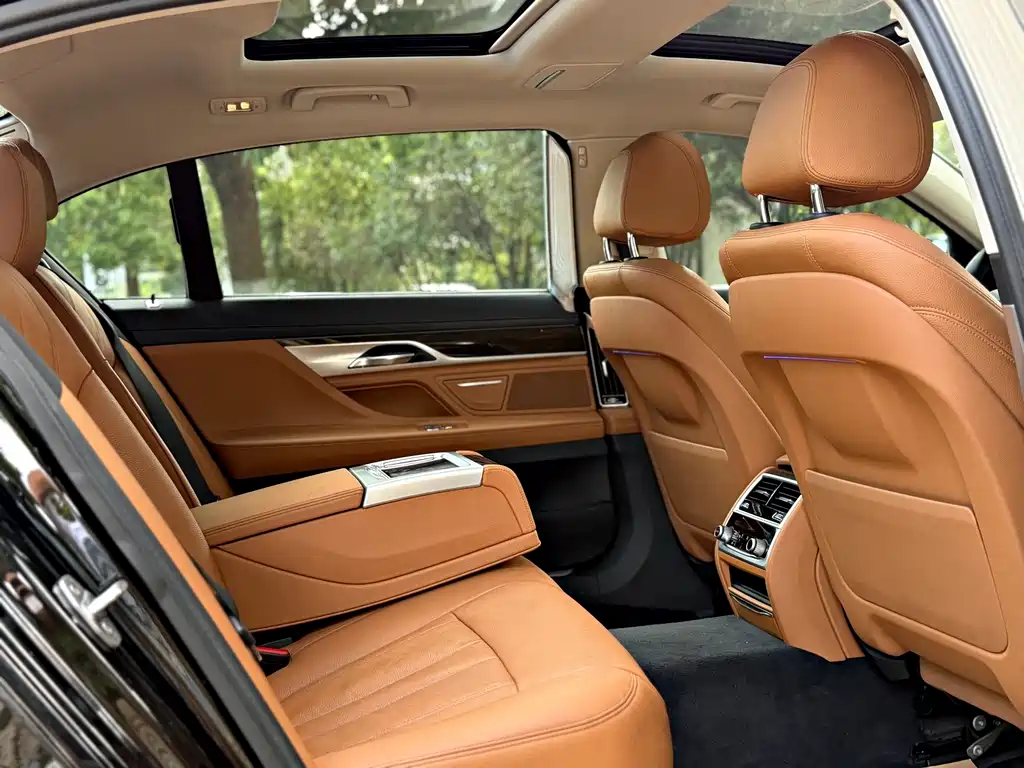 BMW 7 Series — миниатюра 13