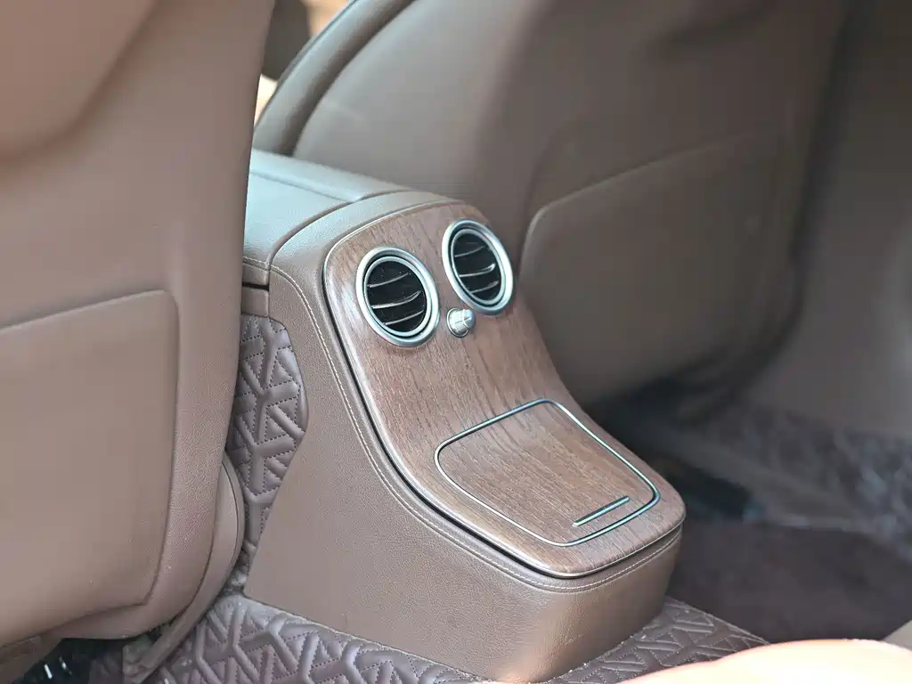 Mercedes-Benz E-Class — миниатюра 13