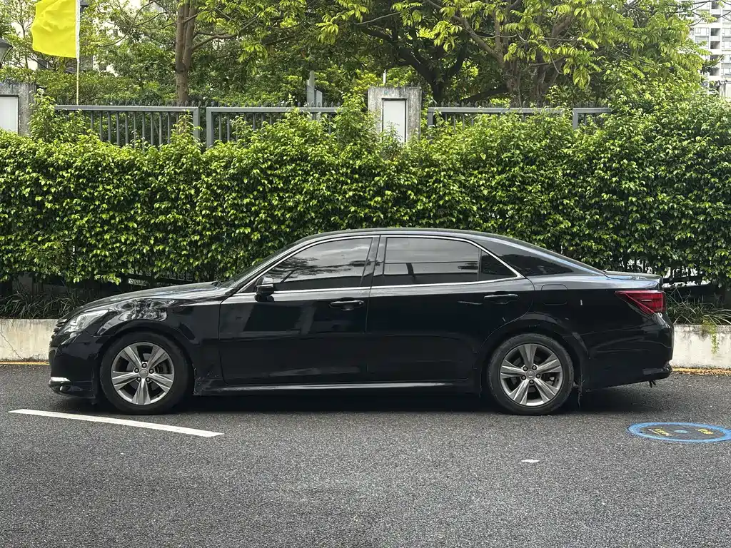 Toyota Crown — миниатюра 12