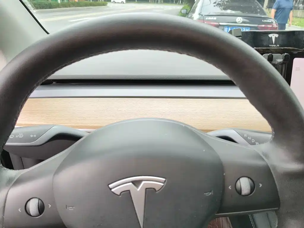 Tesla Model Y — миниатюра 7