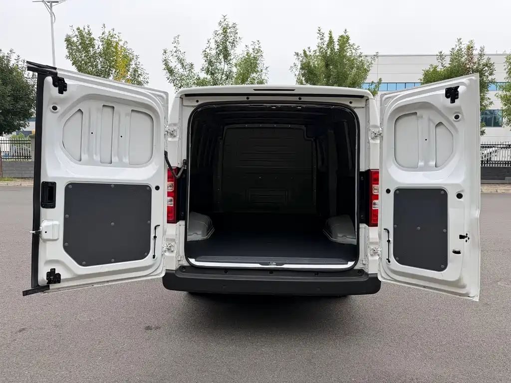 Wuling Yangguang — миниатюра 11