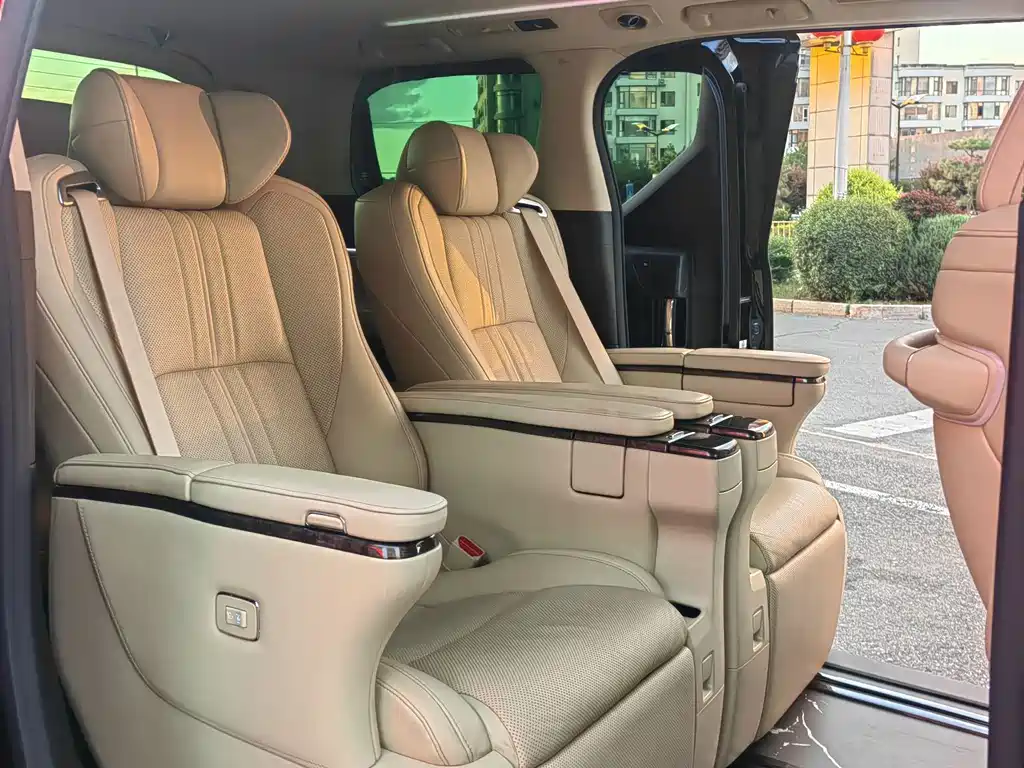 Toyota Alphard — миниатюра 9