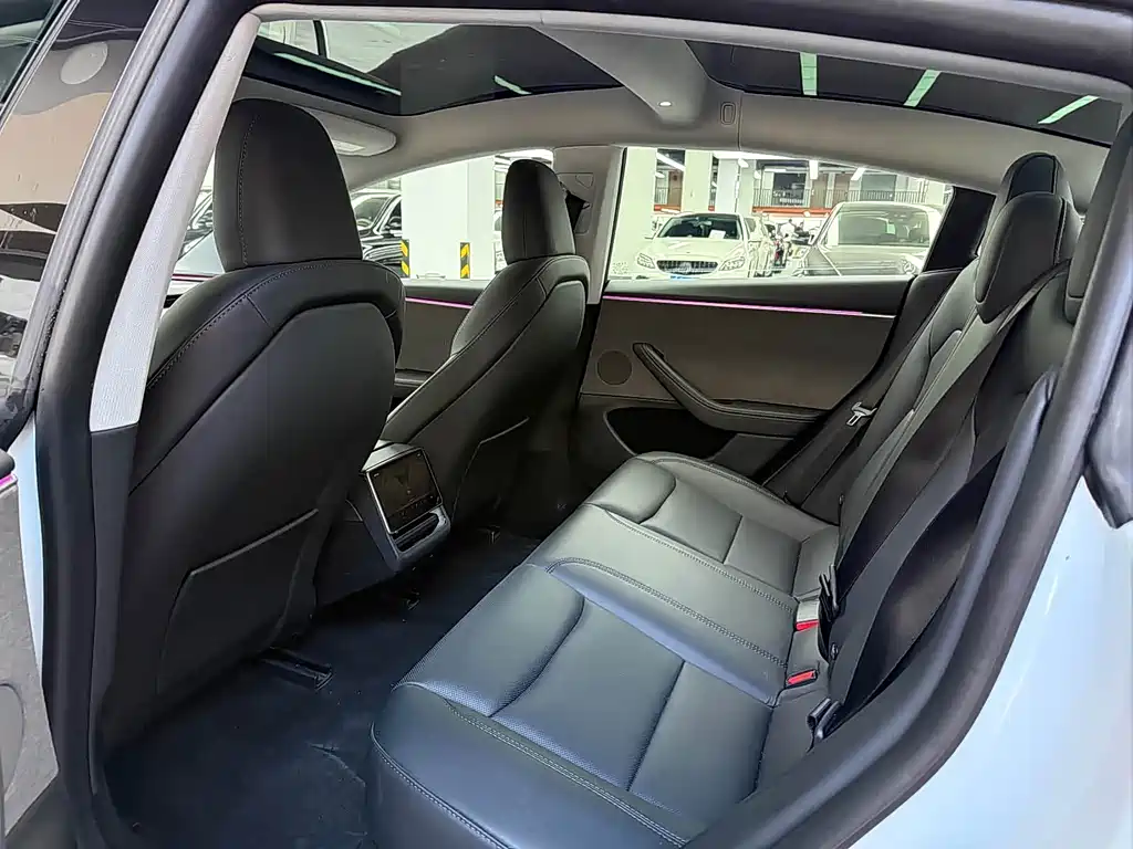 Tesla Model 3 — миниатюра 4