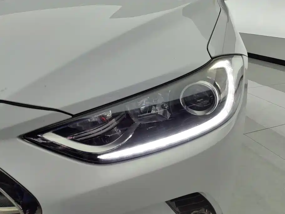 Hyundai Elantra — миниатюра 5