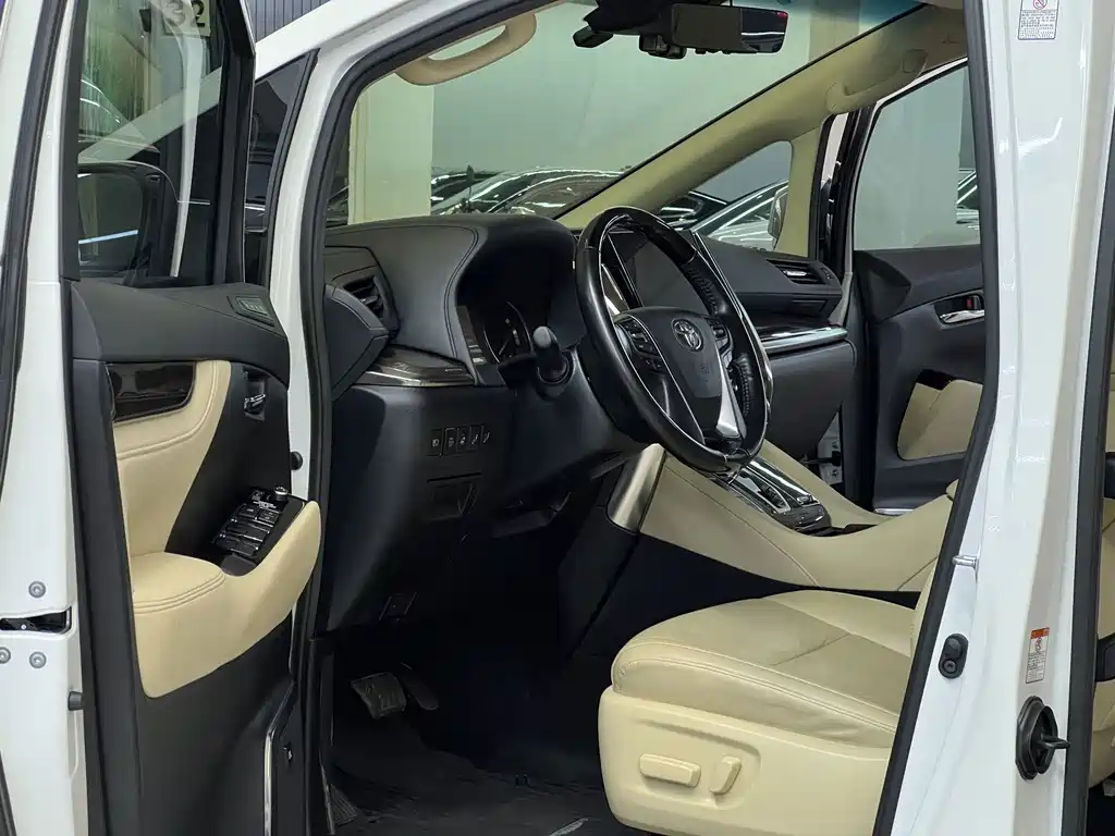Toyota Alphard — миниатюра 16