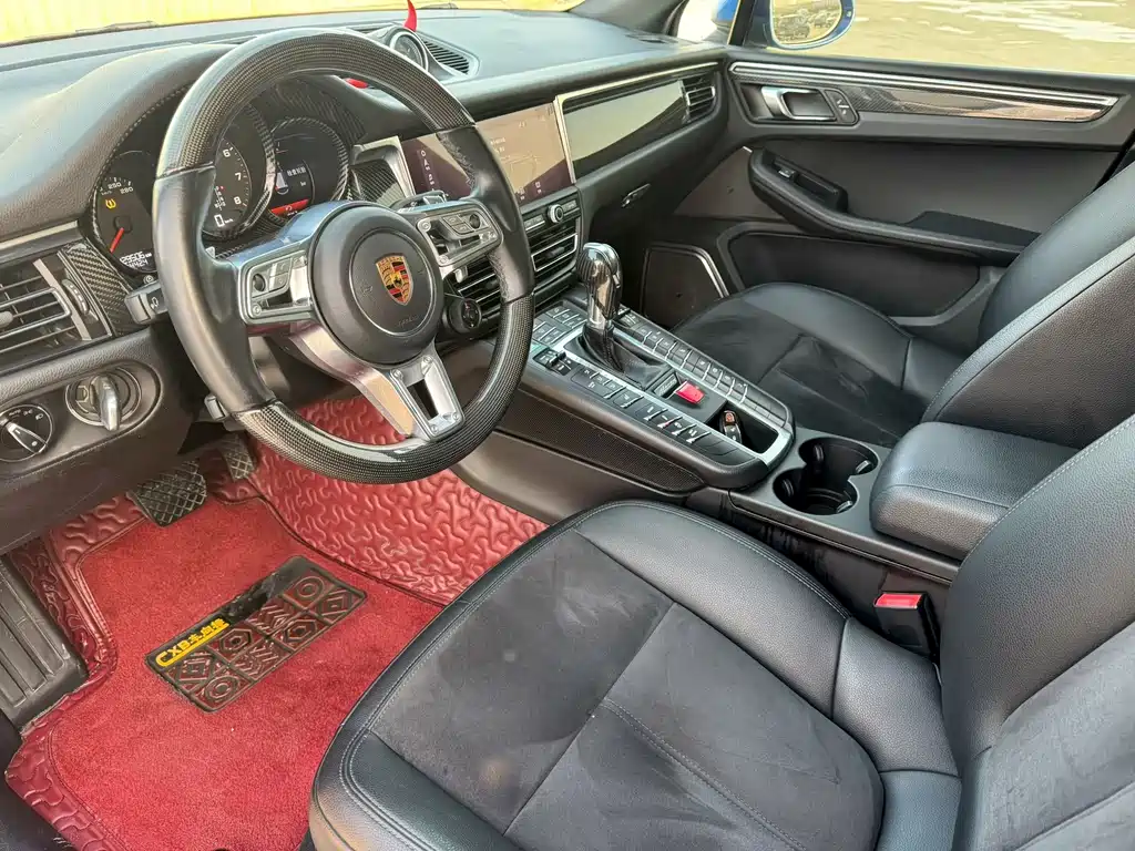 PORSCHE MACAN