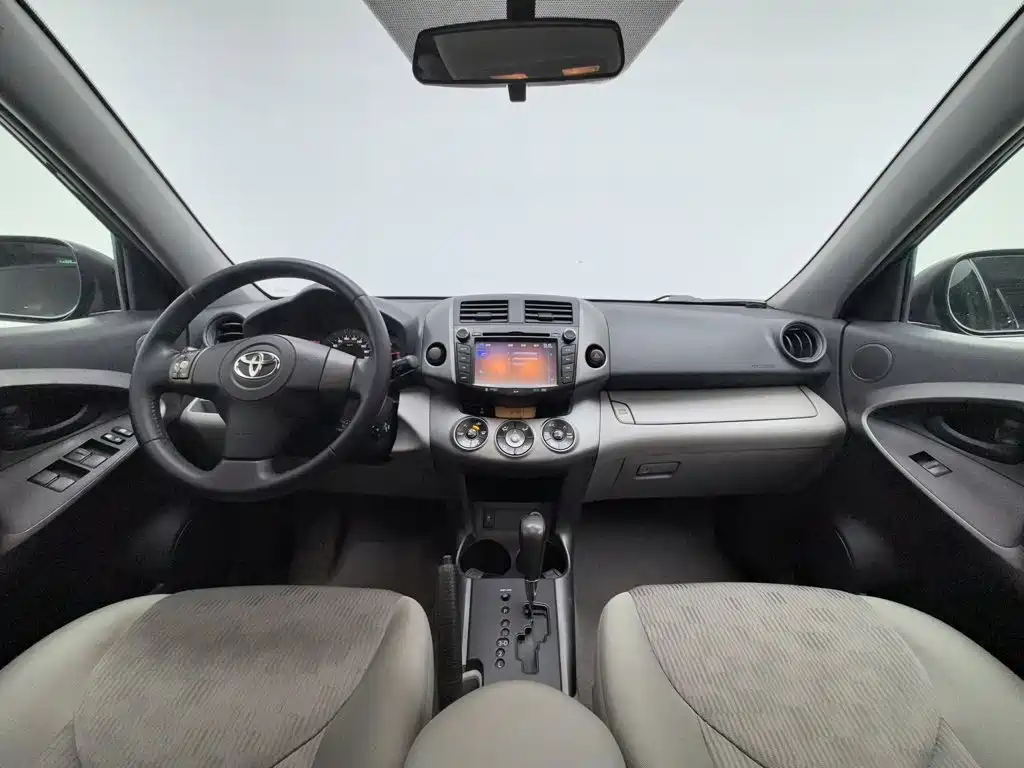 Toyota RAV4 — миниатюра 5