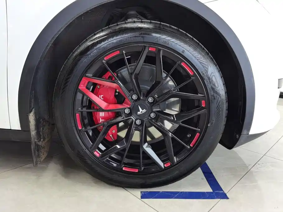 Tesla Model Y — миниатюра 6