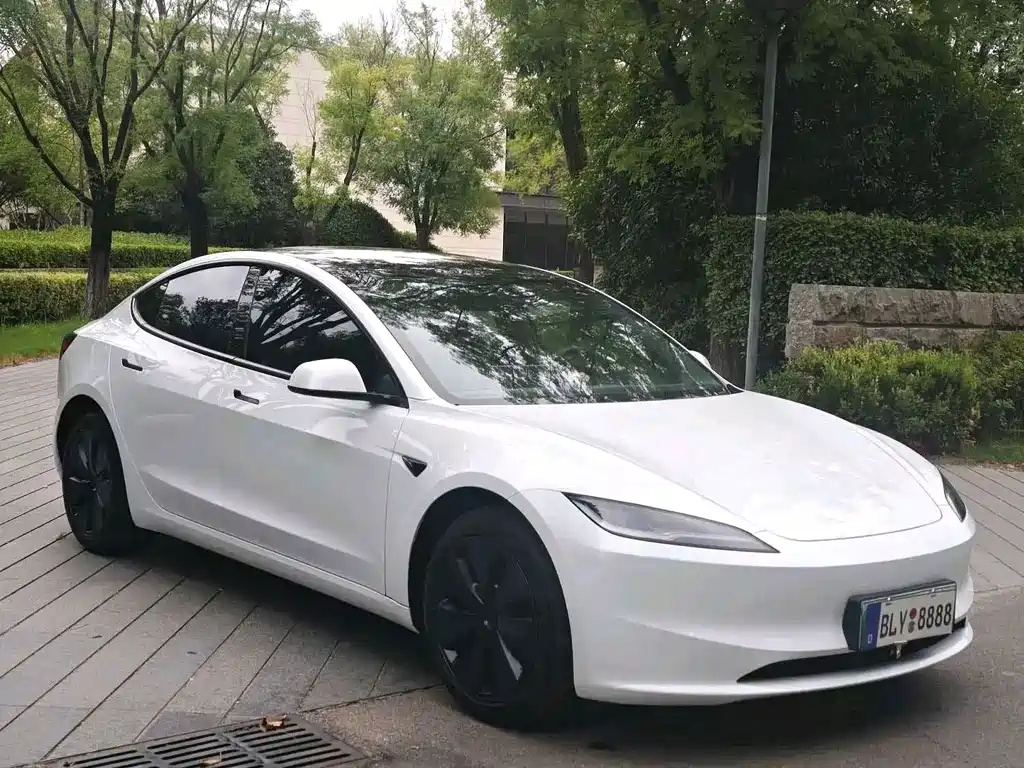 Tesla Model 3 — миниатюра 3