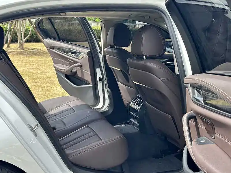 BMW 5 Series — миниатюра 11