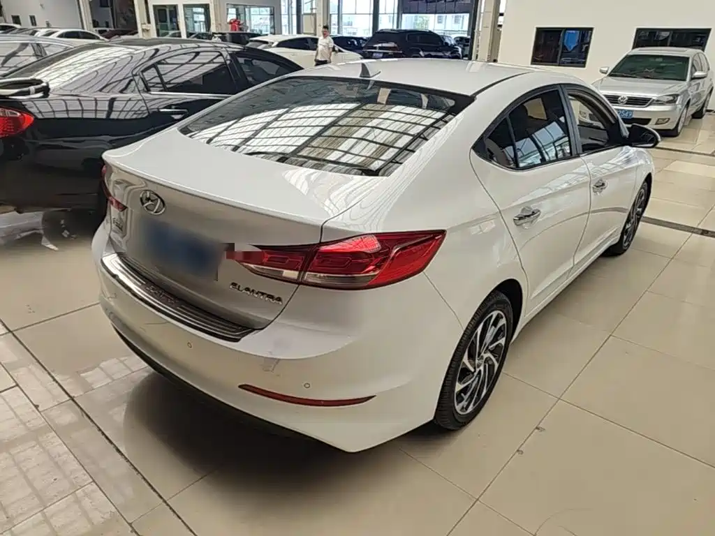 Hyundai Elantra — миниатюра 7