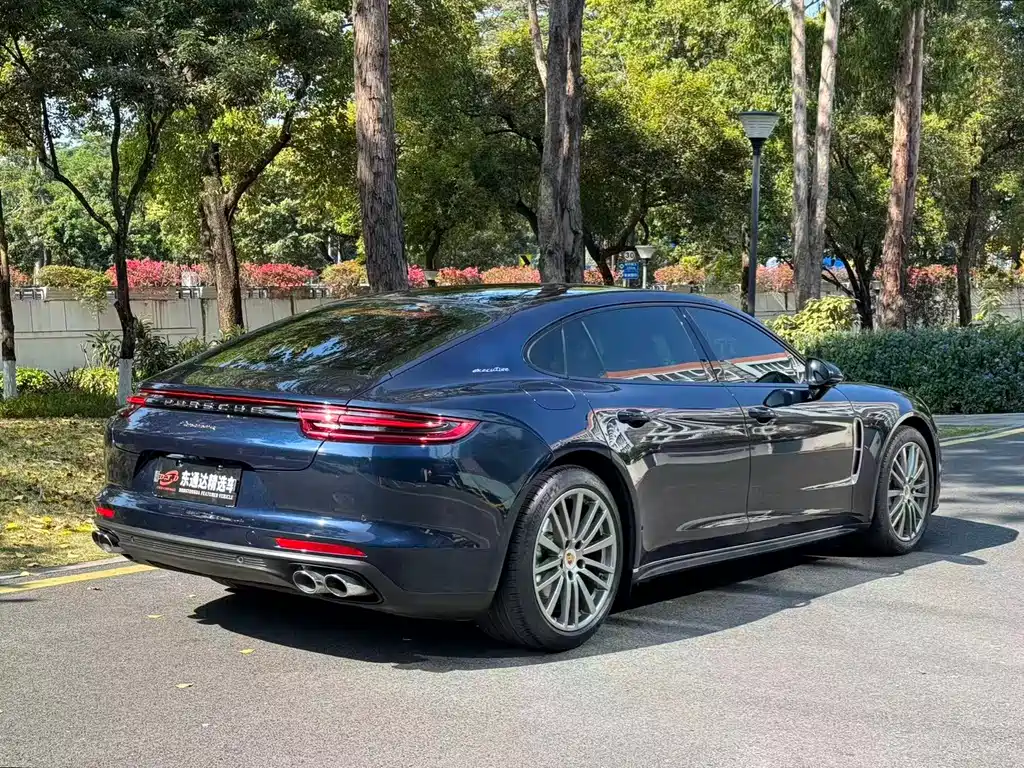 PORSCHE PANAMERA