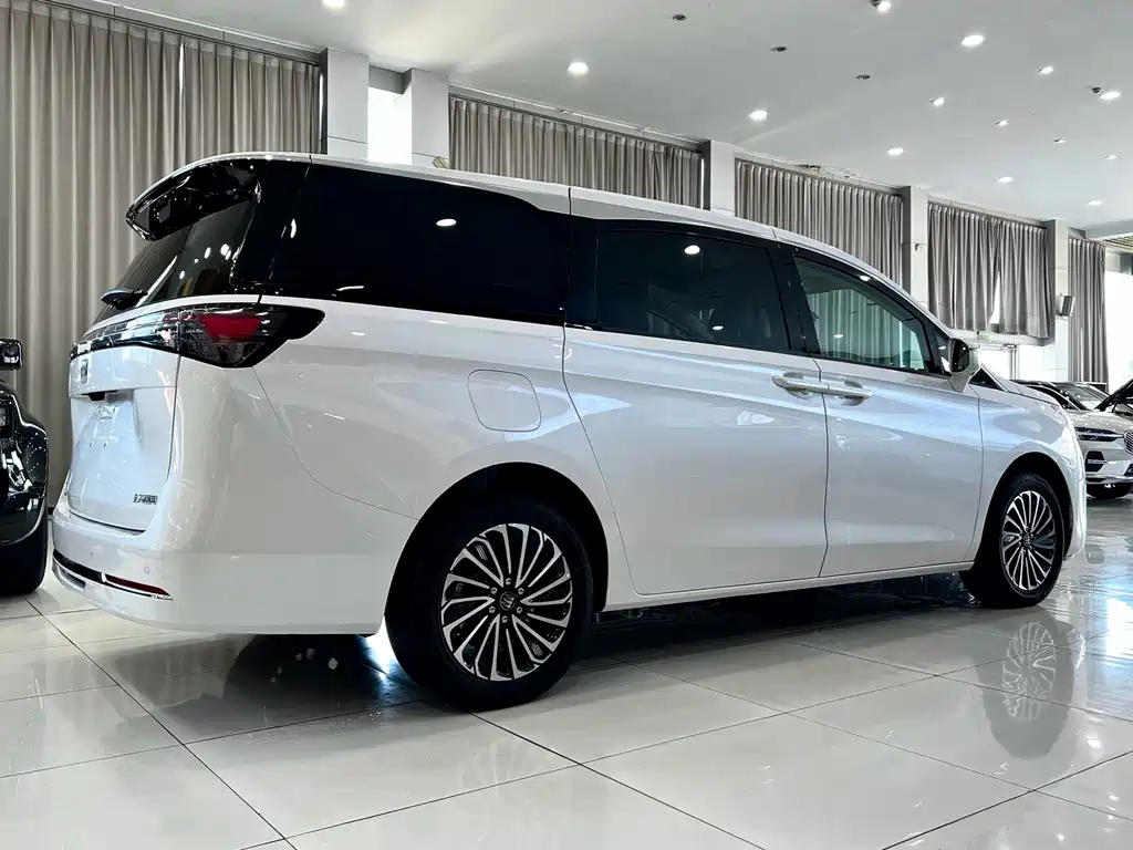 Buick GL8 Hybrid — миниатюра 4