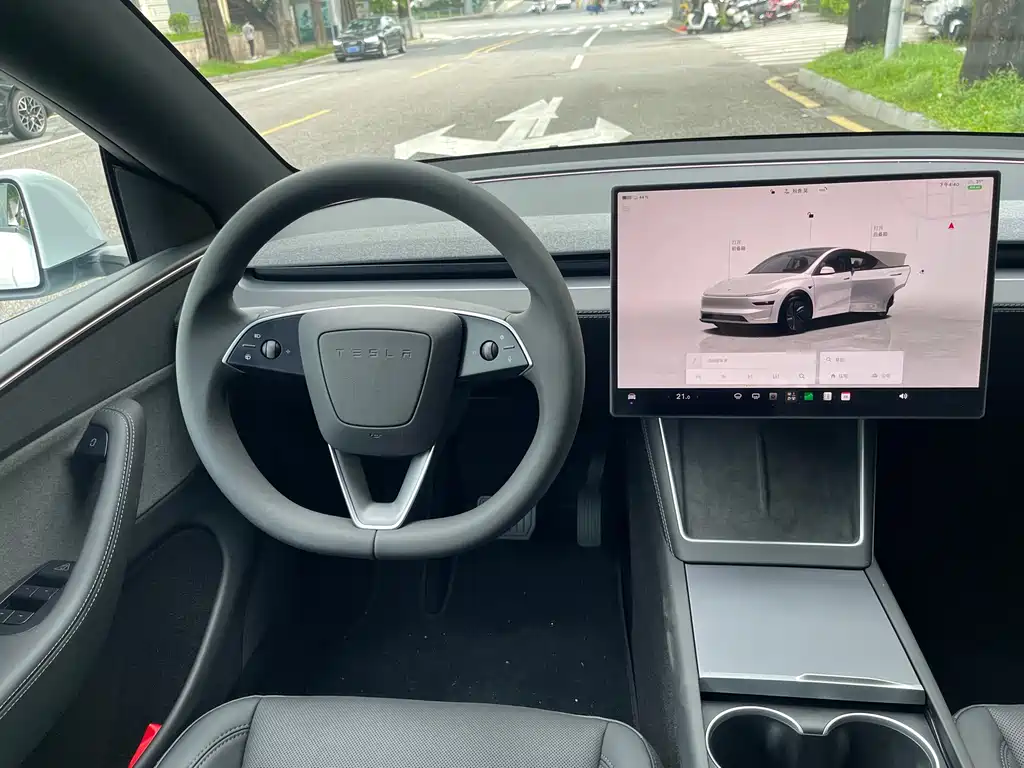 Tesla Model Y — миниатюра 5
